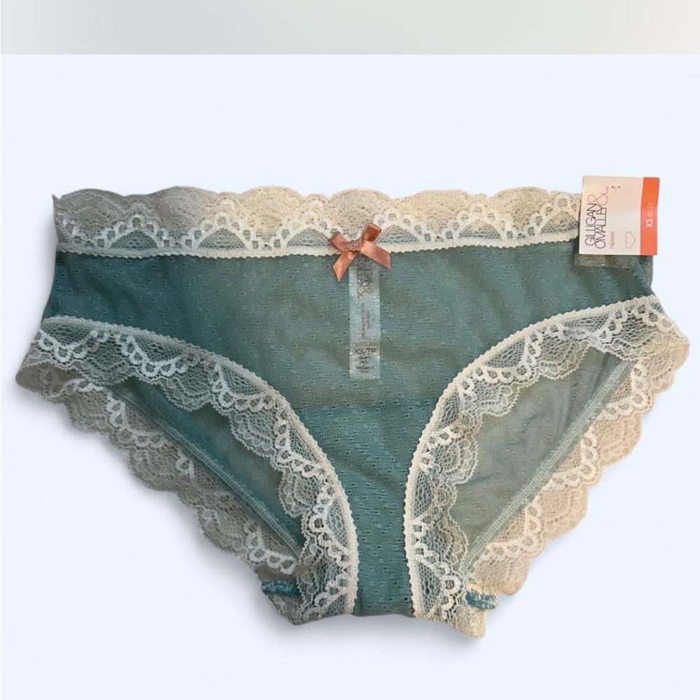 Gillian & O’Malley XS (0-2)
Teal and white lace hipster panties